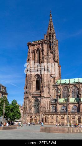 Impressione idilliaco intorno alla Cattedrale di Strasburgo a Strasburgo, una città nella regione dell'Alsazia in Francia Foto Stock