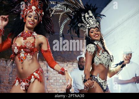 Le performance dal vivo sono la sua passione. Ritratto di due bellissimi ballerini samba e della loro band Foto Stock