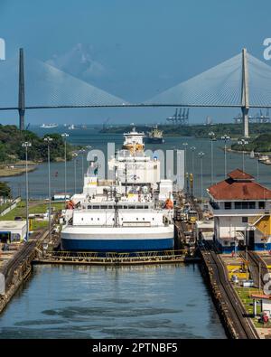 Trasporto marittimo, passando attraverso le chiuse di Gatun sul lato Atlantico del canale di Panama. Foto Stock