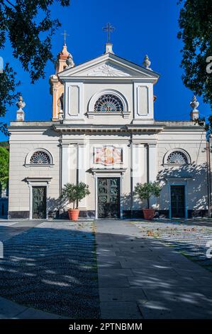 Chiesa di Sant'Ambrogio, sulle colline vicino a Zoagli sulla Riviera Italiana Foto Stock