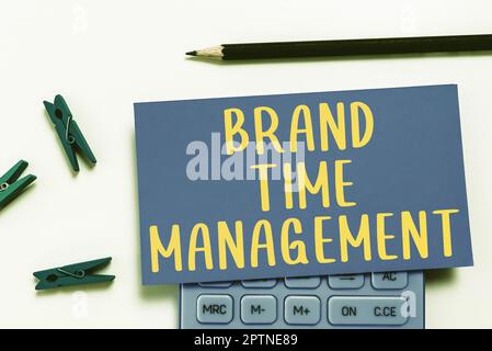 Cartello di testo che mostra Brand Time Management, concetto che significa aumentare il valore apparente di una linea di prodotti straordinari Foto Stock