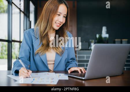 Donna d'affari che lavora con il computer portatile She analista consulente finanziario preparare il rapporto statistico studiare i documenti, Businesswoman audit finanziario Foto Stock
