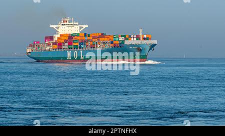 Una nave portacontainer, simbolo del commercio globale Foto Stock