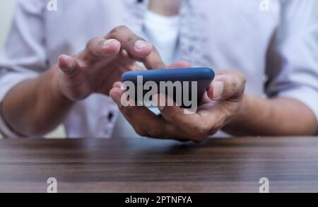 Età della tecnologia persone, l'uso della tecnologia nell'era moderna, interconnessione tramite rete internet, comunicazione con Internet, mano uomo che utilizza Foto Stock