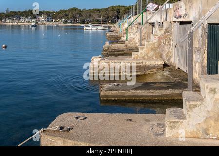 Portocolom, Spagna; aprile 23 2023: Moli tradizionali in riparazione nella città di Maiorca di Portocolom, Spagna Foto Stock