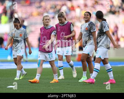 Da sinistra a destra, Eve Perisset di Chelsea, Erin Cuthbert, Melanie Leupolz, Jess carter e Sam Kerr si scaldano prima della semifinale della UEFA Women's Champions League, seconda tappa al Camp Nou di Spotify a Barcellona, Spagna. Data immagine: Giovedì 27 aprile 2023. Foto Stock