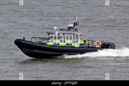 Essex Marine Police Boat 'Invicta' pattugliando il Tamigi vicino Gravesend nel Kent. La RIB 30ft è alimentata dai motori duello Mercury 350hp. Foto Stock