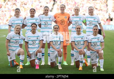 Giocatori del Chelsea, fila posteriore, da sinistra a destra, Maren Mjelde del Chelsea, Jess carter, Melanie Leupolz, Ann-Katrin Berger, Magdalena Eriksson e Niamh Charles. Prima fila, da sinistra a destra, Erin Curthbert, Sam Kerr, Jessie Fleming, Guro Reiten ed Eve Perisset posano per una foto di squadra davanti alla semifinale della UEFA Women's Champions League, seconda tappa al Camp Nou Spotify di Barcellona, Spagna. Data immagine: Giovedì 27 aprile 2023. Foto Stock