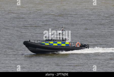 Essex Marine Police Boat 'Invicta' pattugliando il Tamigi vicino Gravesend nel Kent. La RIB 30ft è alimentata dai motori duello Mercury 350hp. Foto Stock