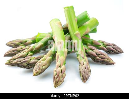 Lance verdi di asparagi isolate su fondo bianco. Foto Stock