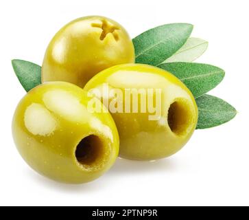 Tre olive verdi snocciolate con foglie di oliva isolate su fondo bianco. Foto Stock