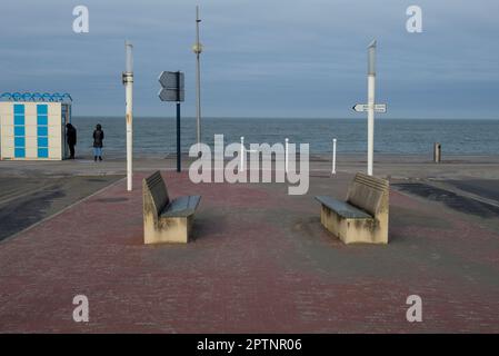 Mare a Zuydcoote, a nord di Dunkerque, che integra diversi elementi di arredo urbano Foto Stock