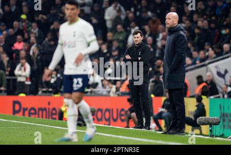 Londra, Regno Unito. 27th Apr, 2023. Ryan Mason, l'attore capo allenatore di Tottenham Hotspur controlla la sua squadra durante la loro partita contro Manchester Utd. Incontro della Premier League, Tottenham Hotspur contro Manchester Utd allo stadio Tottenham Hotspur di Londra giovedì 27th aprile 2023. Questa immagine può essere utilizzata solo per scopi editoriali. Solo per uso editoriale, foto di Sandra Mailer/Andrew Orchard SPORTS photography/Alamy Live news Credit: Andrew Orchard SPORTS photography/Alamy Live News Foto Stock