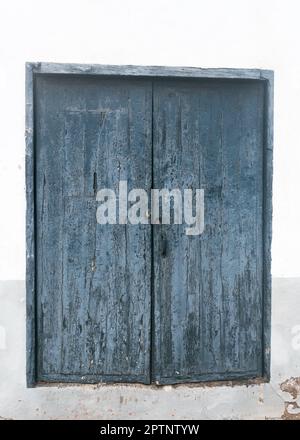 Tradizionale casa coloniale con vecchia porta di legno blu intemperiato nel centro storico di Santa Cruz de la Palma. Sfondo vintage, texture. Spazio di copia. Foto Stock