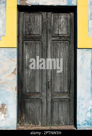 Bella vista alle porte in legno intemperie di casa in stile coloniale delle canarie nel centro storico di Santa Cruz de la Palma. Spazio di copia. Foto Stock