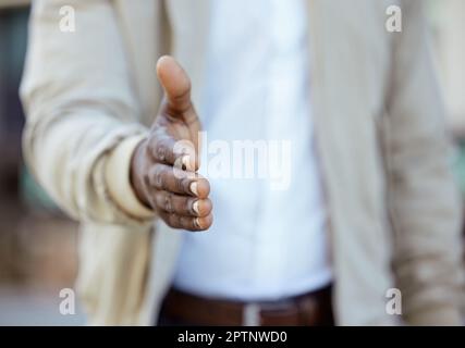 Un uomo d'affari consegna un saluto di handshake o si occupa della collaborazione con un accordo B2B. Primo piano di un uomo africano di successo che lavora nel management w Foto Stock