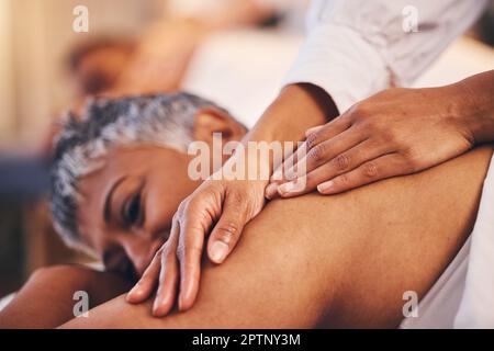 Donna anziana, massaggio mani e corpo per benessere termale, terapia zen di lusso e pelle sana. Elerly persona, massaggiatrice e calma terapia fisica, skincar Foto Stock