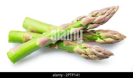 Lance verdi di asparagi isolate su fondo bianco. Foto Stock