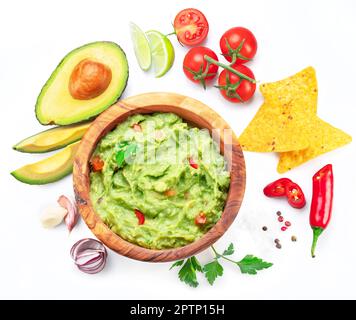 Guacamole e guacamole ingredienti isolati su sfondo bianco. Giacitura piatta. Foto Stock