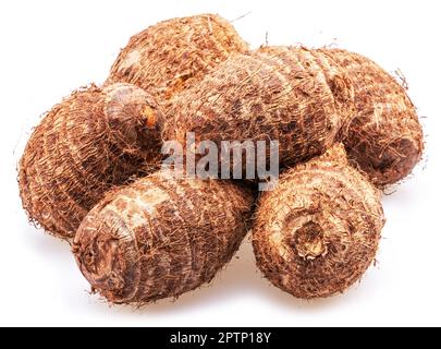 Tuberi di Eddoe o taro isolati su fondo bianco. Foto Stock