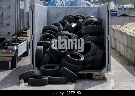 Pneumatici usati, smaltimento dei vecchi pneumatici. Foto Stock