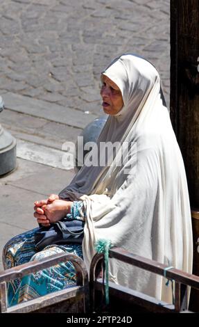 Donna marocchina che prega Foto Stock