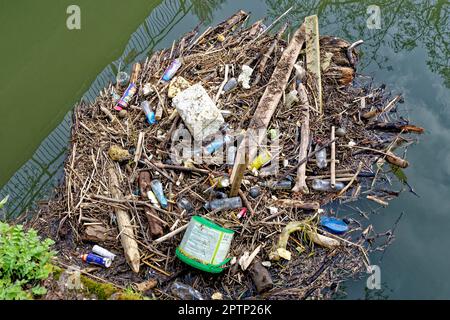 Rifiuti galleggianti nel fiume Avon. Rifiuti che si raccolgono in acqua stagnante sul fiume Avon Bath Regno Unito Foto Stock