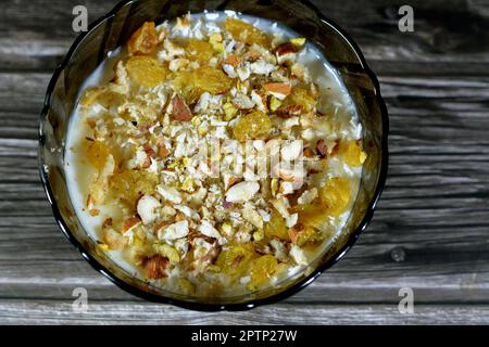 Budino di riso, un piatto a base di riso, farina di mais, zucchero mescolato con acqua o latte e altri ingredienti, noci, cannella, vaniglia e uvetta, è una chiamata Foto Stock