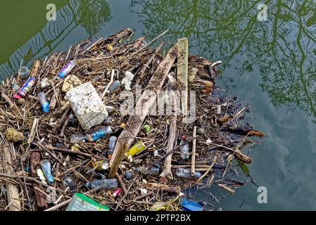 Rifiuti galleggianti nel fiume Avon. Rifiuti che si raccolgono in acqua stagnante sul fiume Avon Bath Regno Unito Foto Stock