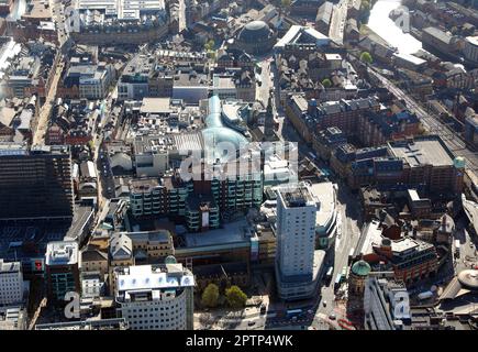 Vista aerea che guarda ad est lungo Boar Lane del centro commerciale Trinity Leeds Foto Stock