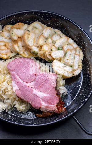 carne affumicata servita con crauti e gnocchi Foto Stock