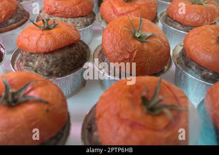 Pomodori ripieni in vendita sul mercato, Digione, Francia Foto Stock