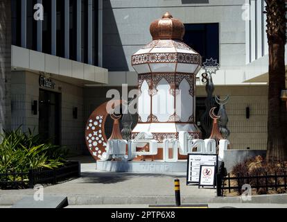 Cairo, Egitto, 24 2023 aprile: Decorazioni festive del mese del digiuno islamico del Ramadan nelle strade egiziane alla luce del giorno delle stelle, luna crescente, moschea mina Foto Stock