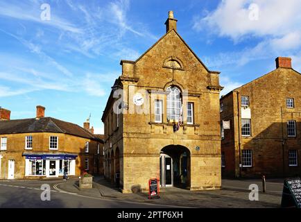 Vista della Market House, conosciuta anche come il municipio di Martock, lungo Church Street, con il White Hart Hotel sulla destra, Martock, Somerset, Regno Unito. Foto Stock