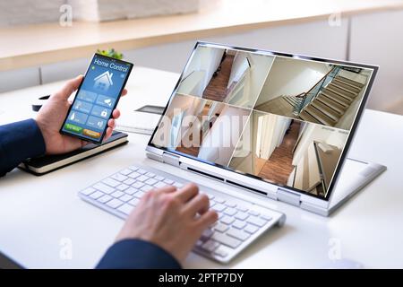 Monitoraggio del video della telecamera di sicurezza TVCC sul laptop Foto Stock
