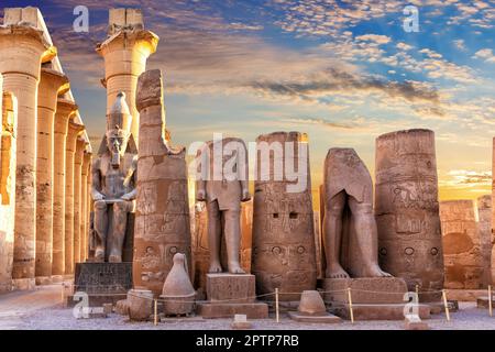 Cortile del Tempio di Luxor e le statue di Ramses II, Egitto. Foto Stock