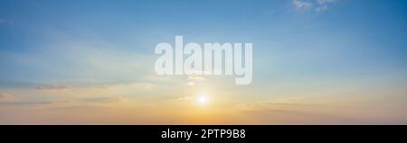 Tramonto cielo scena con una luce dorata brillante. Bella alba con nuvole morbide. Concetto di sfondo della natura Foto Stock