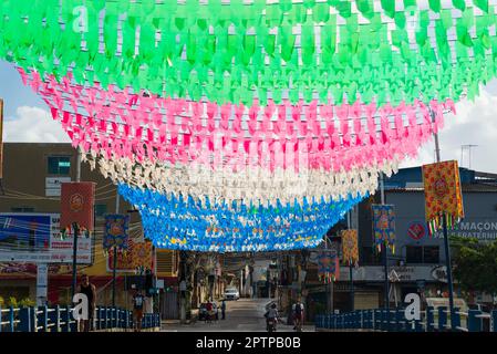 Valenca, Bahia, Brasile - 24 giugno 2022: Decorazione per la Festa Junina de Sao Joao nella città di Valenca, Bahia. Foto Stock