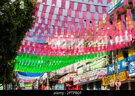 Valenca, Bahia, Brasile - 24 giugno 2022: Decorazione per la Festa Junina de Sao Joao nella città di Valenca, Bahia. Foto Stock