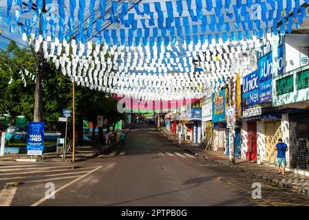 Valenca, Bahia, Brasile - 24 giugno 2022: Decorazione per la Festa Junina de Sao Joao nella città di Valenca, Bahia. Foto Stock