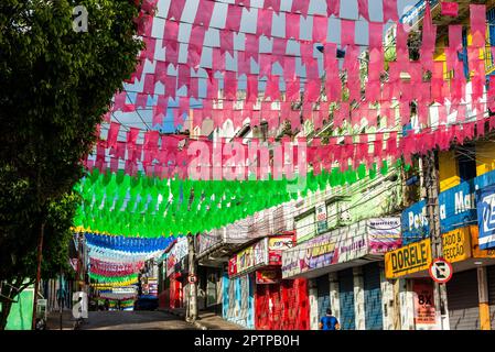 Valenca, Bahia, Brasile - 24 giugno 2022: Decorazione per la Festa Junina de Sao Joao nella città di Valenca, Bahia. Foto Stock