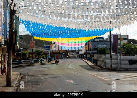 Valenca, Bahia, Brasile - 24 giugno 2022: Decorazione per la Festa Junina de Sao Joao nella città di Valenca, Bahia. Foto Stock