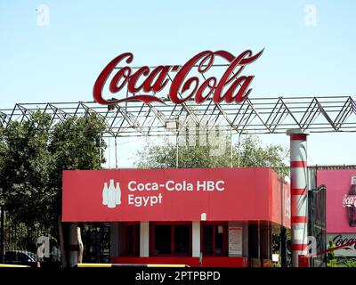 Cairo, Egitto, aprile 24 2023: CocaCola Coca Cola HBC Coca-Cola Hellenic Bottling Company, che gestisce una delle più grandi operazioni di bevande analcoliche in Egitto, Foto Stock