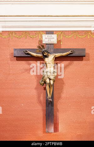 Gesù Cristo sulla croce con un segno in latino con il testo 'IESUS NAZARENUS REX IUDAEORUM' che significa Gesù di Nazaret, Re degli Ebrei Foto Stock