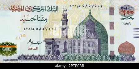 Grande frammento del lato opposto di 200 LE duecento sterline egiziane banconota serie 2022 caratteristiche Qani-Bay moschea al Cairo Egitto, fuoco selettivo Foto Stock