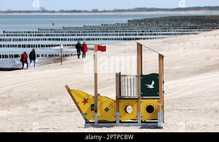 28 aprile 2023, Meclemburgo-Pomerania occidentale, Graal-Müritz: Una struttura di arrampicata si trova sulla spiaggia del Mar Baltico, altrimenti quasi vuota, solo pochi passeggini sono fuori al sole. Le temperature sono ancora troppo fredde per vivere la vita in spiaggia. Foto: Bernd Wüstneck/dpa Foto Stock