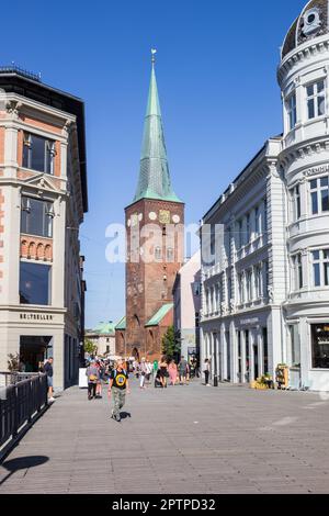 Strada dello shopping nel centro storico di Aarhus, Danimarca Foto Stock