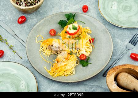 Nidi di spaghetti al forno con polpette e formaggio Foto Stock