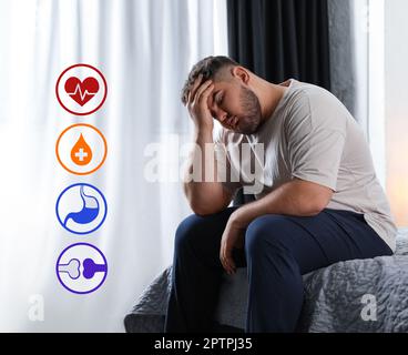 Icone virtuali che dimostrano diversi problemi di salute e sovrappeso uomo a letto a casa Foto Stock