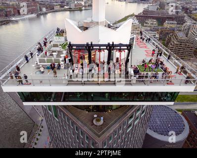 Il paesaggio panoramico sullo skyline di Amsterdam comprendeva anche la torre panoramica A'fam e l'Eye Film Museum. gli edifici si riflettono sull'acqua. Foto Stock